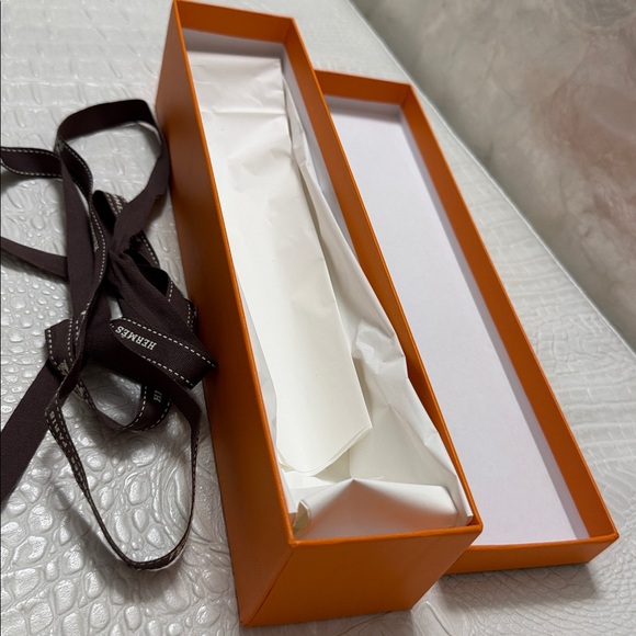 Hermes Apple Watch ⌚️ /gift box NEW. 10 1/2” x 2 1/4”x 2” - Picture 7 of 11